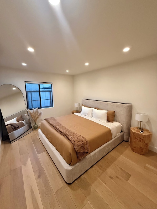 Iron/ironing board, WiFi, bed sheets - Luxury Malibu Bungalow Near the Beach w/ King Bed • Full Kitchen • Free Parking! (Malibu)