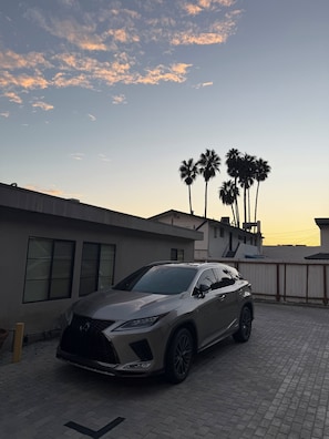 Property grounds - Luxury Malibu Bungalow Near the Beach w/ King Bed • Full Kitchen • Free Parking! (Malibu)