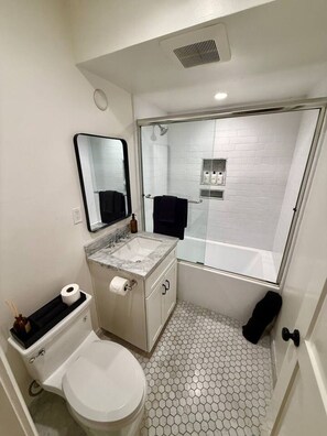 Hair dryer, towels, soap, toilet paper - Luxury Malibu Bungalow Near Beach + Free Parking! (Malibu)