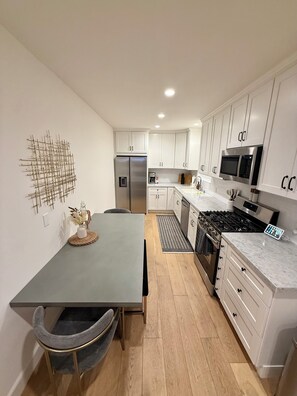 Microwave, oven, stovetop, dishwasher - Luxury Malibu Bungalow Near the Beach w/ King Bed • Full Kitchen • Free Parking! (Malibu)