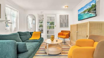 Una televisión, una oficina