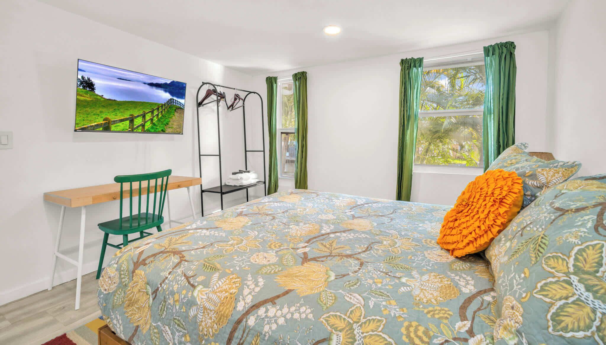 書桌、Wi-Fi、床單