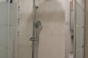 Shower, hair dryer, bidet, towels - ANTONIO APARTMENT IN ROME (Roma)