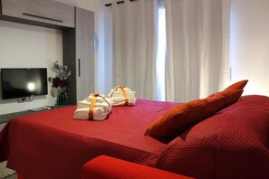 Iron/ironing board, WiFi, bed sheets - ANTONIO APARTMENT IN ROME (Roma)