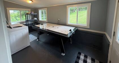 Cozy 2-bedroom house in beautiful Andrews,NC with theater room and air hockey.