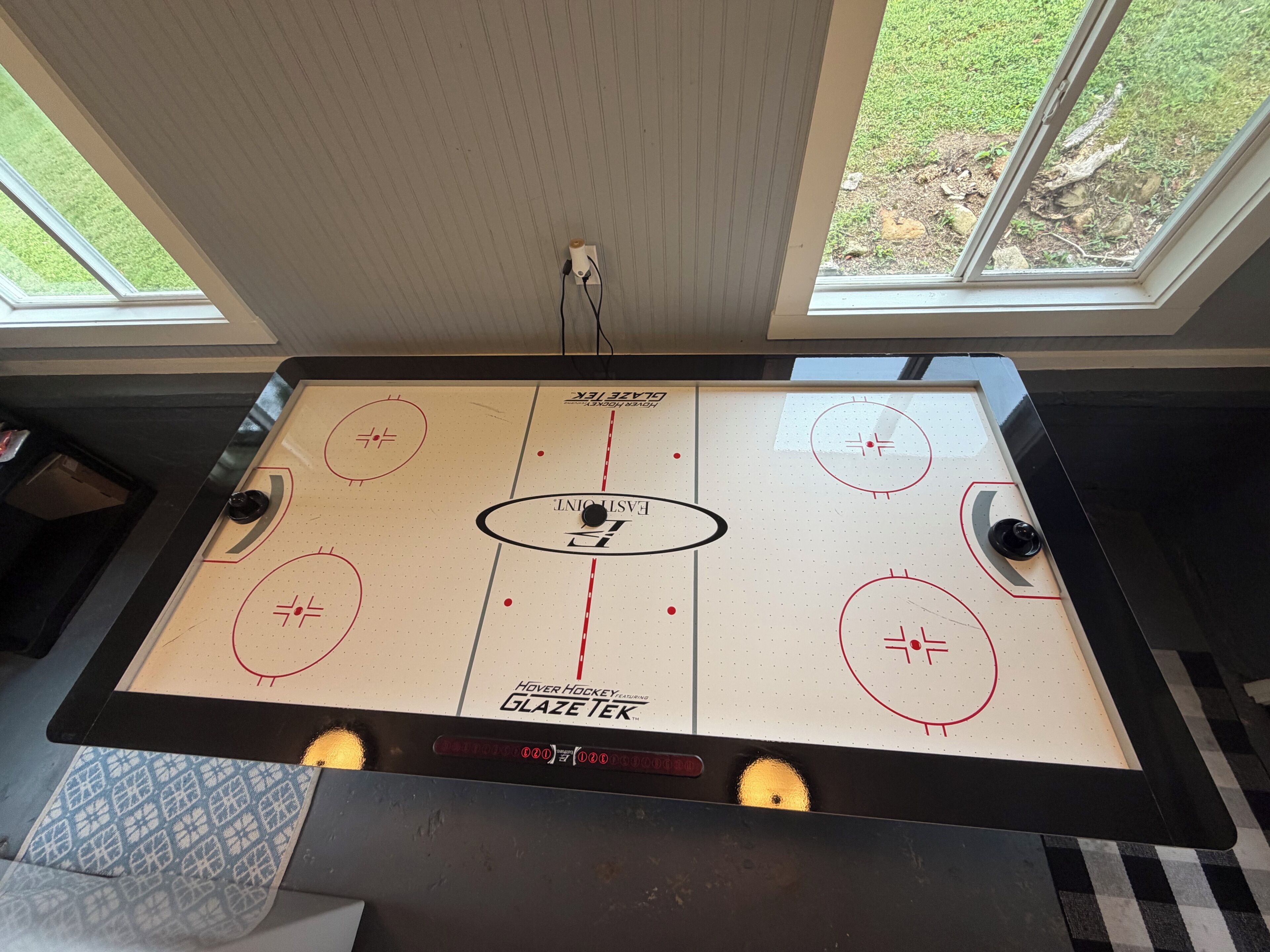 Ein Tischkicker mit Tor, Punktestand-Anzeige und Steckdose.