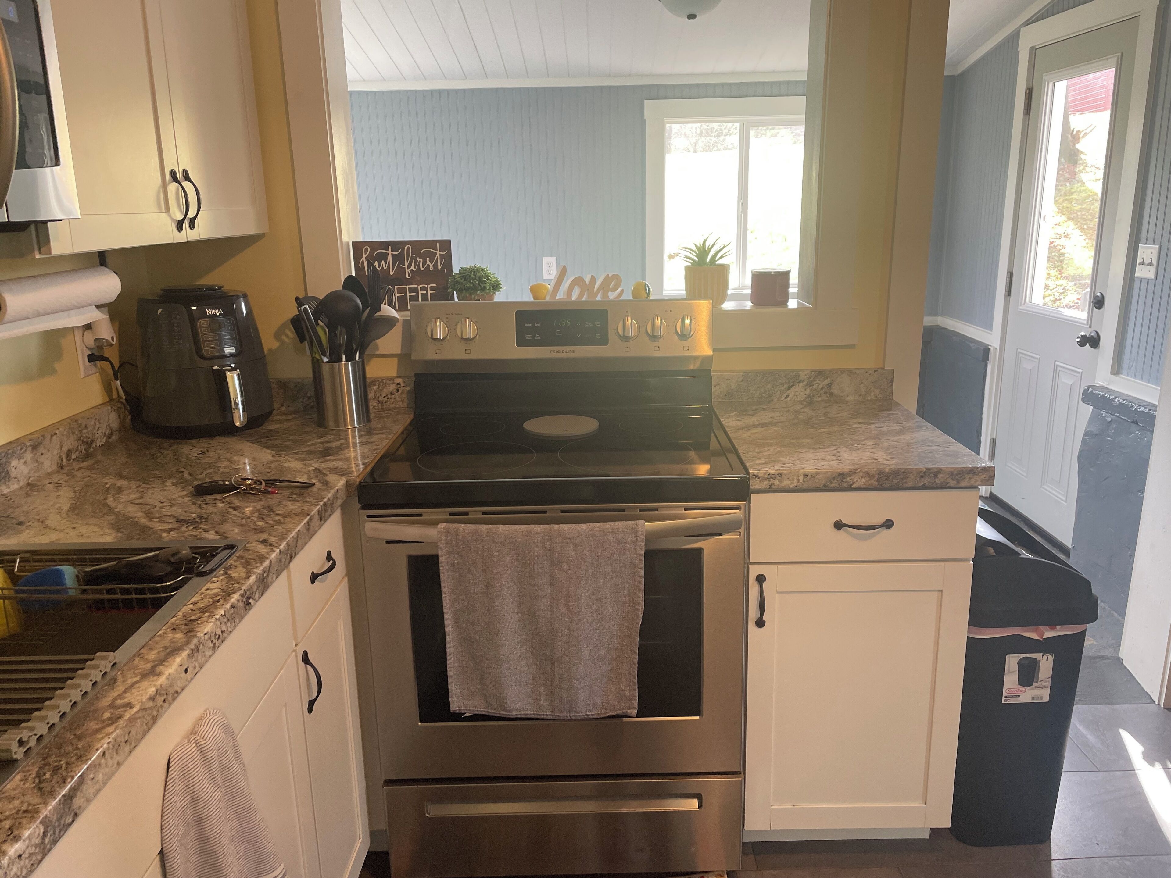 Geladeira, micro-ondas, fogão, cooktop