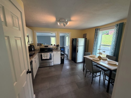 Cozy 2-bedroom house in beautiful Andrews,NC with theater room and air hockey.