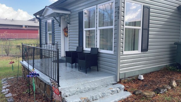 Exterior - Cozy 2-bedroom house in beautiful Andrews,NC with theater room and air hockey. (Andrews)