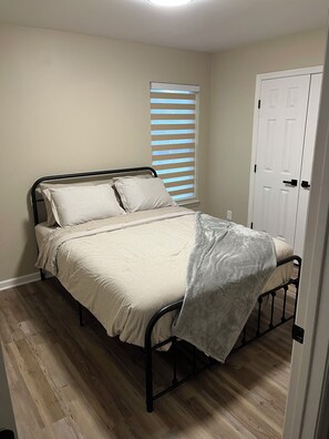 Iron/ironing board, free WiFi, bed sheets