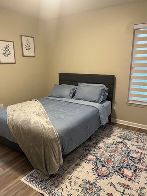 Tabla de planchar con plancha, wifi gratis y ropa de cama