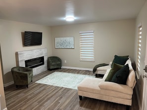 Televisión y chimenea