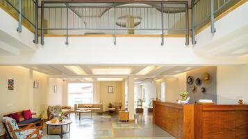 Coin salon dans le hall