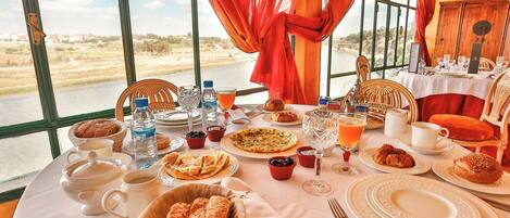 Déjeuner composé de spécialités locales (70 MAD par personne)