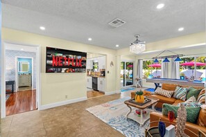 TV, fireplace - Htd Pool, Tiki Hut, Putt-Putt, Billiards, Pergola (Deerfield Beach)
