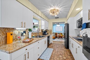 Kühlschrank, Mikrowelle, Herdplatte, Geschirrspüler