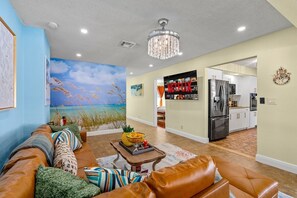 TV, fireplace - Htd Pool, Tiki Hut, Putt-Putt, Billiards, Pergola (Deerfield Beach)