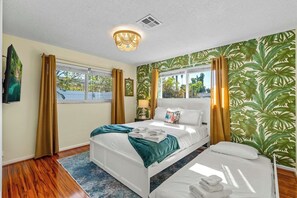 Silitysrauta/-lauta, vauvan matkasänky, Wi-Fi, vuodevaatteet