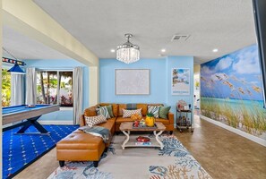 TV, fireplace - Htd Pool, Tiki Hut, Putt-Putt, Billiards, Pergola (Deerfield Beach)