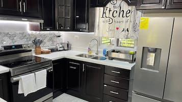 Refrigerador, microondas, horno, placa de cocina