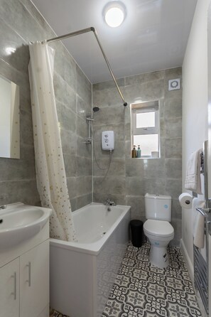 Shower, towels - 2 Bedroom Flat in the heart of Southend | Sleeps 6 - Pass the Keys (Southend-on-Sea)