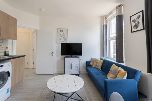 2 Bedroom Flat in the heart of Southend | Sleeps 6 - Pass the Keys