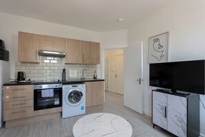Fridge, microwave, oven, dishwasher - 2 Bedroom Flat in the heart of Southend | Sleeps 6 - Pass the Keys (Southend-on-Sea)