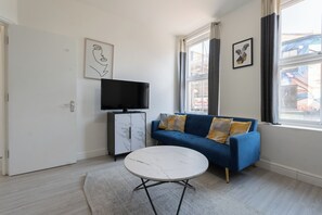 TV - 2 Bedroom Flat in the heart of Southend | Sleeps 6 - Pass the Keys (Southend-on-Sea)