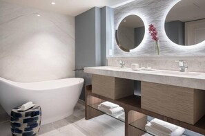 مجففات شعر، مناشف، صابون، ورق حمّام