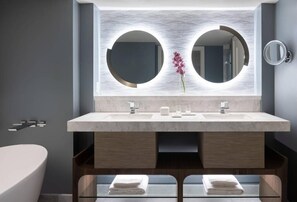 مجففات شعر، مناشف، صابون، ورق حمّام