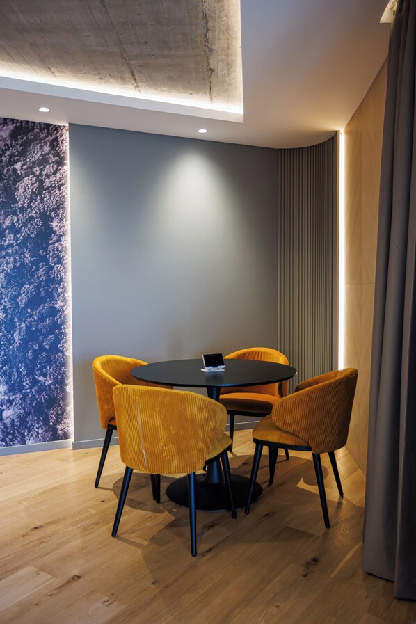 書桌、手提電腦工作空間、遮光窗簾/窗簾、熨斗/熨衫板