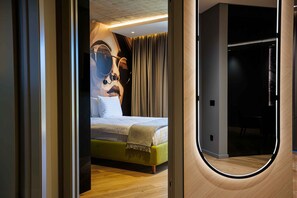 高級公寓, 1 間臥室, 露台, 城市景 | 書桌、手提電腦工作空間、遮光窗簾/窗簾、熨斗/熨衫板