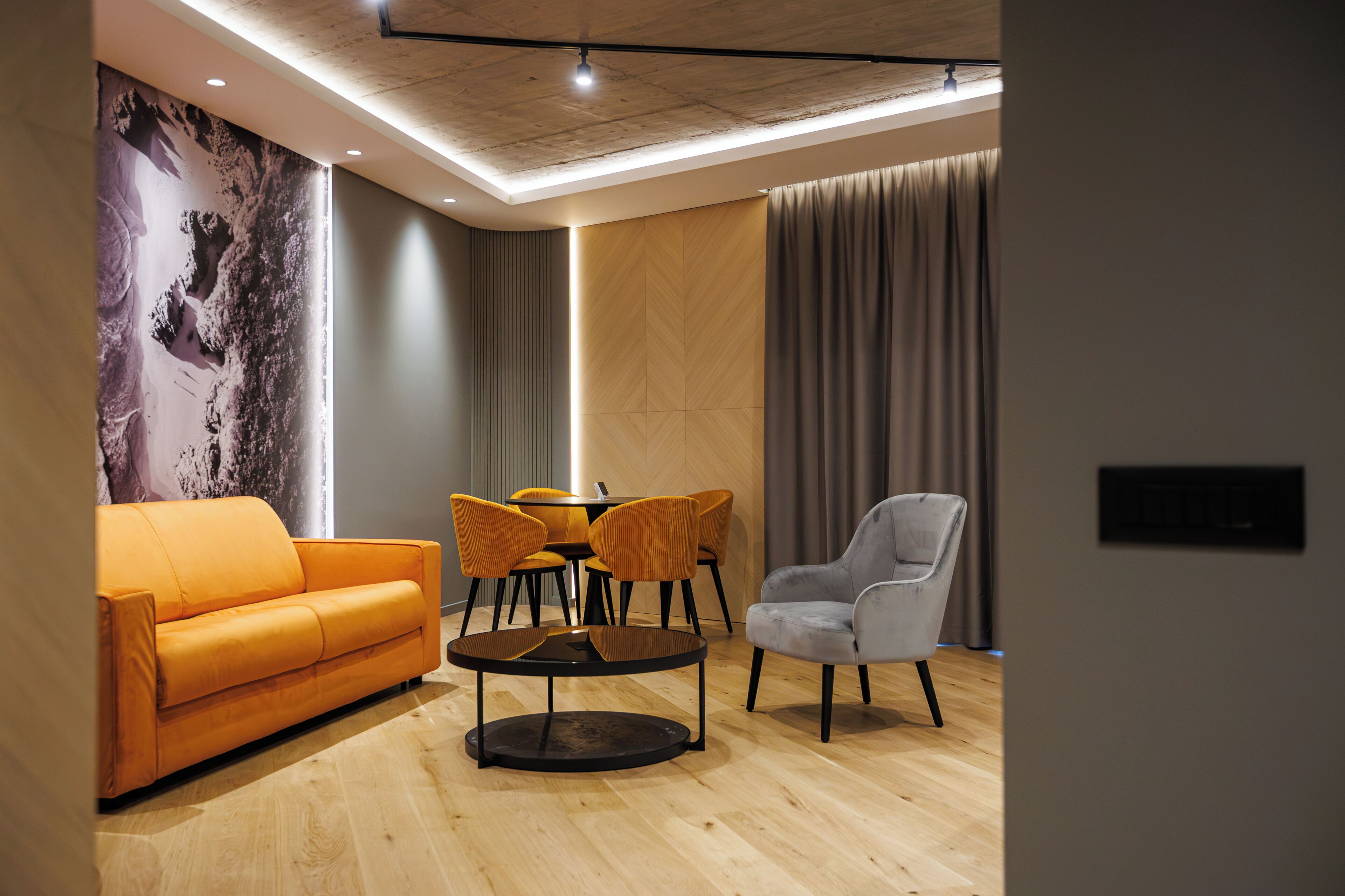 슈피리어 아파트, 침실 2개, 발코니, 시내 전망 | 거실 공간