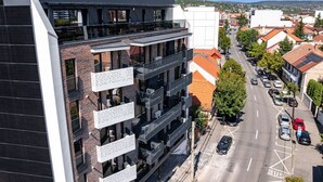 A modern building with a glass facade, multiple balconies, and a rooftop terrace. - D'otel 47 (Cluj-Napoca)