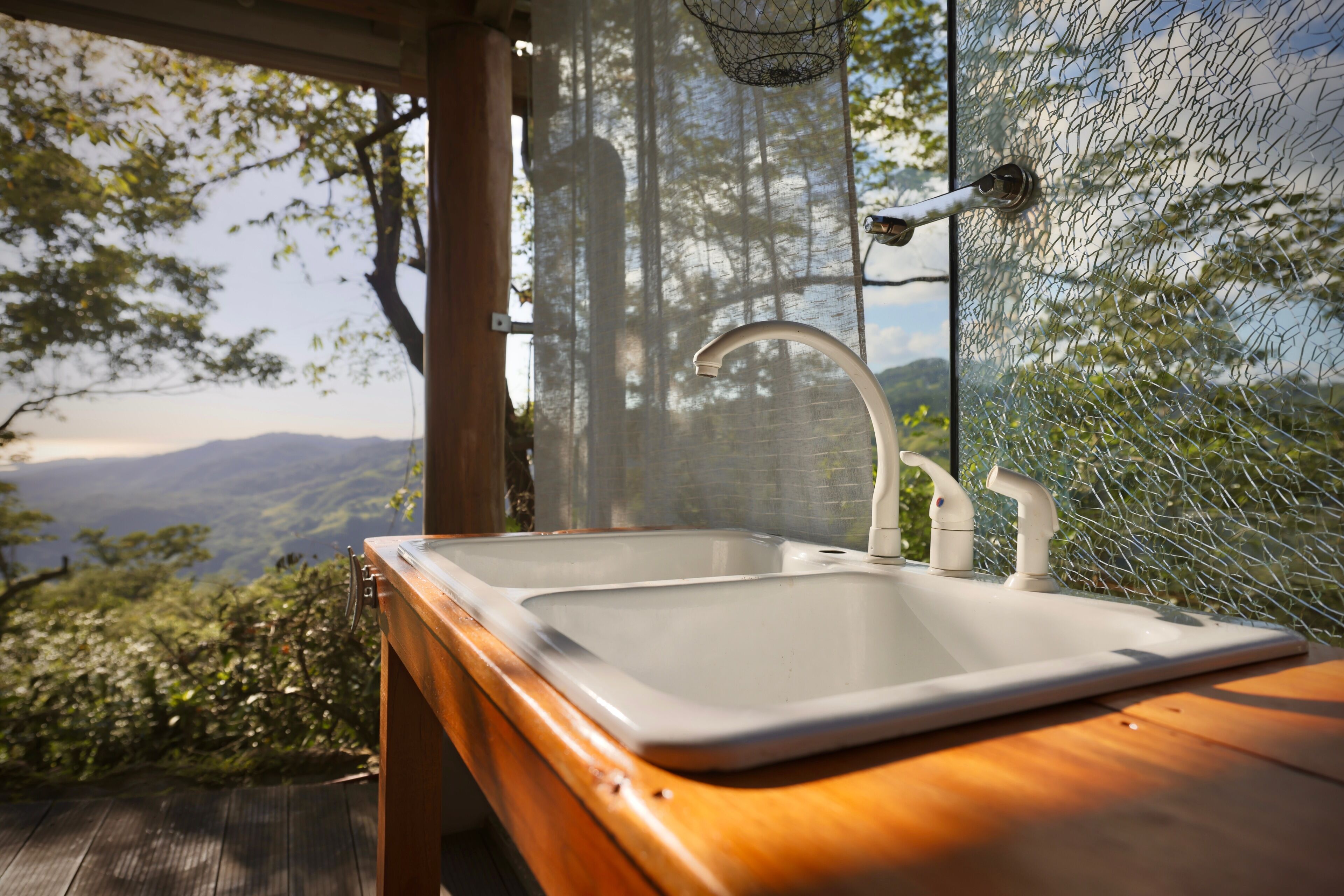 Douche, sèche-cheveux, serviettes fournies, savon
