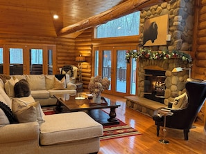 Smart TV, fireplace - The Lodge: 5 Acre Private Log Home & Resort (Delavan)