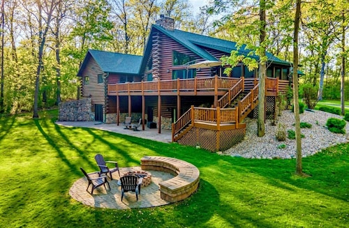 The Lodge: 5 Acre Private Log Home & Resort