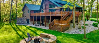 The Lodge: 5 Acre Private Log Home & Resort