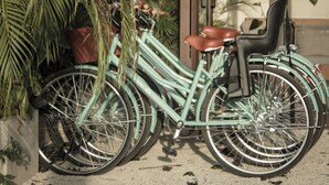 Un vélo est garé à côté d’un bâtiment qui a une porte et une fenêtre.