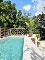 Una piscina al aire libre