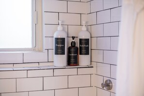 Haartrockner, Handtücher, Seife, Shampoo