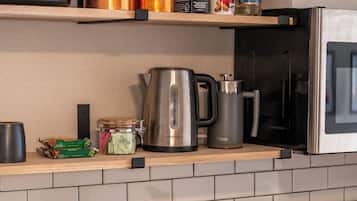 Jääkaappi, mikroaaltouuni, uuni, liesi