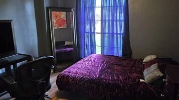 Tabla de planchar con plancha, wifi y ropa de cama