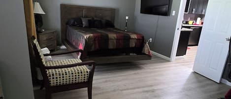 Tabla de planchar con plancha, wifi y ropa de cama