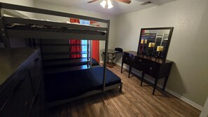 Strykjärn/strykbräda, wi-fi och sängkläder