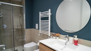 Comfort Quadruple Room, Balcony, Sea View | Bathroom | Hair dryer, towels, soap, shampoo - Museum Exclusive Rooms (Naples)