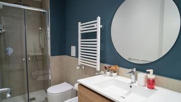 Quadrupla Comfort, balcone, vista mare | Bagno | Asciugacapelli, asciugamani, sapone, shampoo