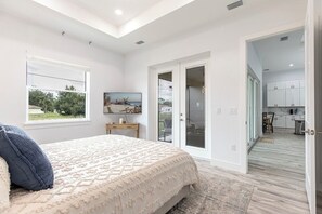 Iron/ironing board, WiFi, bed sheets - Spacious 4-bedroom house in charming North Port with AC (North Port)
