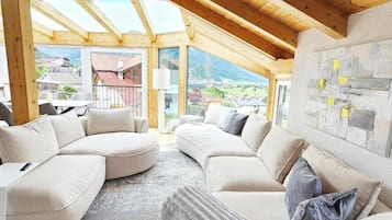 Fernseher, Kamin, Tischtennisplatte