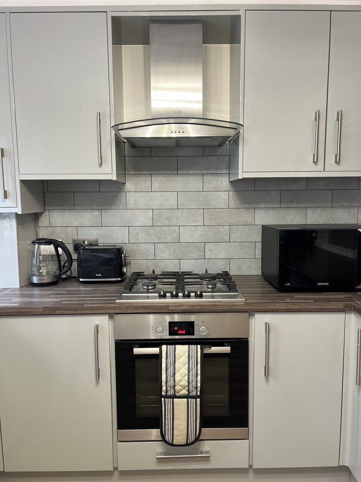 Fridge, microwave, oven, stovetop